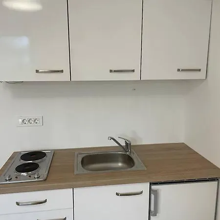 Renewed One Bedroom On A Good Location Apartment *